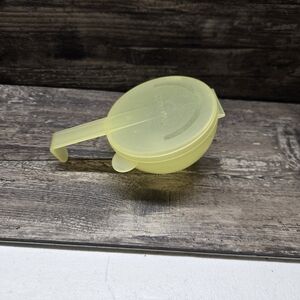 Tupperware Forget Me Not Jr Onion Keeper‎ Tomato, citrus, #5106A, Yellow
